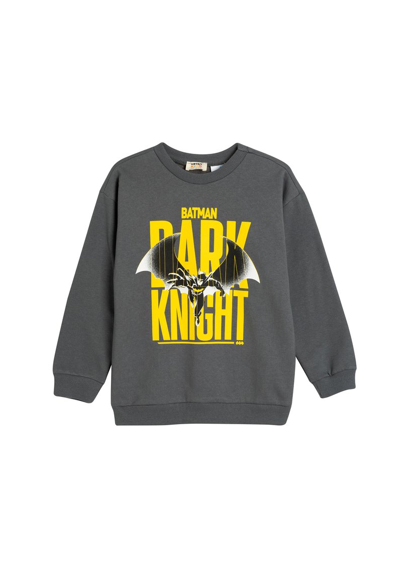 Sudadera gris con un gráfico de Batman en negro y amarillo. El diseño incluye un texto en negrita que dice "CABALLERO OSCURO". Puños y dobladillo acanalados.
