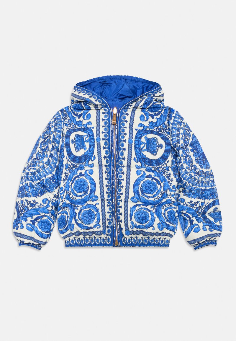 Casaco puffer azul e branco com capuz, apresentando padrões florais ornamentados, um fecho frontal e punhos elásticos.
