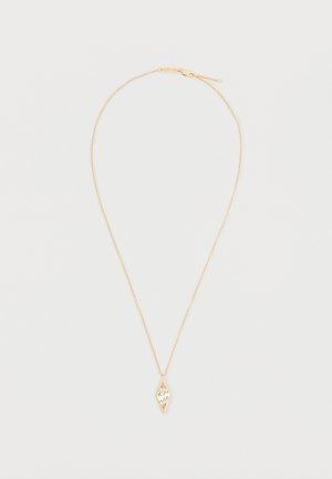Collier délicat en chaîne d'or avec pendentif en pierre précieuse claire en forme de diamant sur un fond blanc uni.