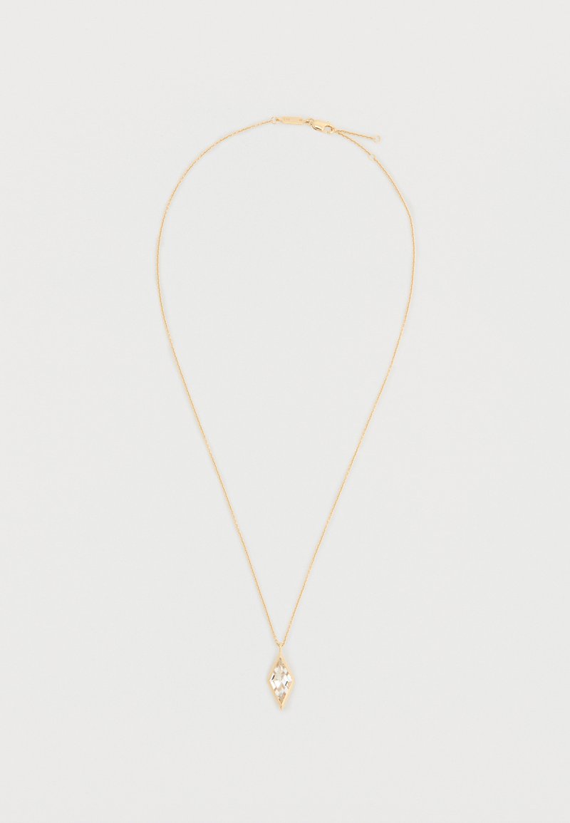 Collier délicat en chaîne d'or avec pendentif en pierre précieuse claire en forme de diamant sur un fond blanc uni.