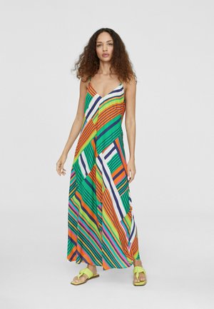 Maxi dress colorato con scollo a V, caratterizzato da audaci righe diagonali in verde, arancione, blu e bianco. Tessuto leggero, design fluido.