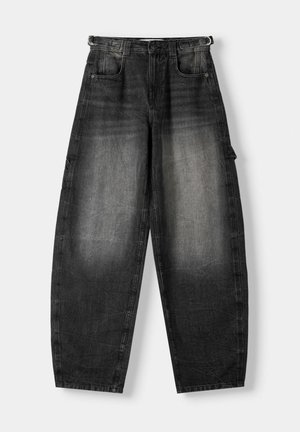 Fekete farmer cargo nadrág, kopott hatással, széles lábdesignnal, több zsebbel és látható varrási részletekkel.
