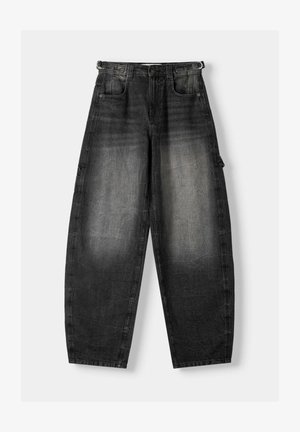 Pantaloni cargo in denim nero con finitura sbiadita, caratterizzati da un design a gamba larga, multiple tasche e dettagli di cucitura in vista.