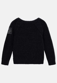 Schwarzer Strickpullover mit weitem Ausschnitt, strukturiertem Stoff, Raglanärmeln und einem Logo-Patch auf dem linken Ärmel. Rippbund und -manschetten.