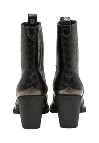 Paire de bottines noires en cuir synthétique effet crocodile avec talons carrés et accents métalliques décoratifs à l'arrière.