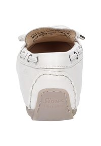 Weiße Leder-Slipper mit runder Zehenform, gesteppten Akzenten und Gummisohle. Verfügt über ein Logo und eine glatte Textur.