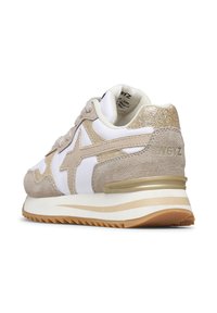 Sneaker beige in suede e bianco con accento di glitter oro, dettagli testurizzati sui lati e suola in gomma stratificata con parte inferiore color tan.