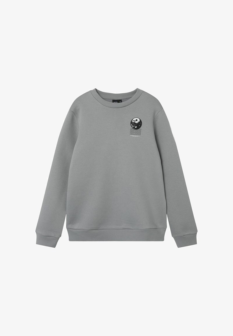 Sweat-shirt gris à manches longues avec col rond, poignets et bas côtelés, comportant un petit motif yin-yang noir et blanc et un texte sur le côté gauche de la poitrine.