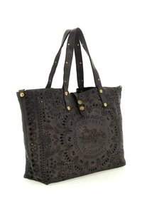 Borsa tote in pelle nera con motivi floreali e paisley in rilievo, due manici lunghi con dettagli in oro e una patch centrale con logo.