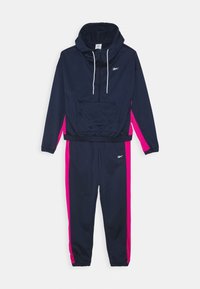 Survêtement bleu marine avec des bandes latérales rose vif, comprenant un haut zippé à capuche avec cordons blancs et un pantalon de jogging assorti.