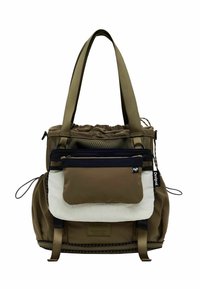 Sac à main en tissu khaki avec une texture douce, doté d'un haut à cordon de serrage, d'une poche en mesh et d'un compartiment avant zippé avec un accent blanc.