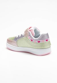 Sneaker glitterati con una combinazione di colori verde, rosa e viola, chiusura in velcro e decorazioni a forma di cuore sui lati.