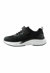 Chaussure de sport noire avec une tige texturée, semelle blanche et sangle velcro. Caractéristiques d'un design épuré avec de subtils motifs linéaires le long des côtés.