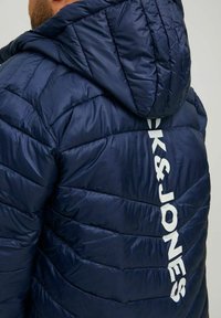Jack & Jones JJEHERO PUFFER HOOD - Vinterjakker - navy blazer