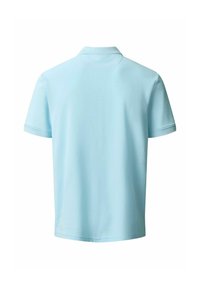 Tricou polo bleu deschis cu mânecă scurtă și guler, văzut din spate pe un fundal alb.