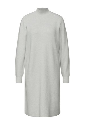Jasnoszara dzianinowa sukienka z golfem, długimi rękawami i prostą sylwetką, posiadająca ściągacze przy mankietach i gładką fakturę.