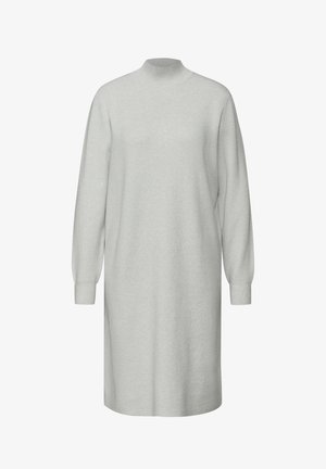 Vestito grigio chiaro in maglia con collo a imbuto, maniche lunghe e silhouette dritta, con polsini a coste e texture liscia.