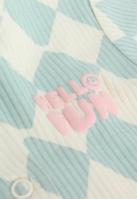 Pamutanyag, világoskék és fehér argyle mintával, rózsaszín "HELLO FUN" felirattal és mosolygós arccal, bordázott textúrával.