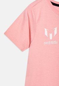 Rosa Baumwoll-T-Shirt mit kurzen Ärmeln, das ein weißes Logo-Design und den Text "MESSi" auf der Vorderseite zeigt, Rundhalsauschnitt und glatte Textur hat.