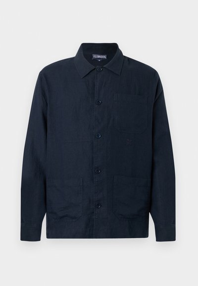 Veste en lin bleu marine foncé pour homme, à manches longues, avec col, fermeture à boutons et trois poches à l'avant, dont une poche poitrine.