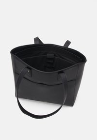 Sort tote bag lavet af glat materiale, har to solide håndtag og en åben top med et rummeligt indre samt et centralt rum.