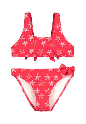 Bañador rojo de dos piezas con patrón de estrellas de mar blancas, que incluye un top estilo tank y braguitas de bikini con detalle de lazo lateral.
