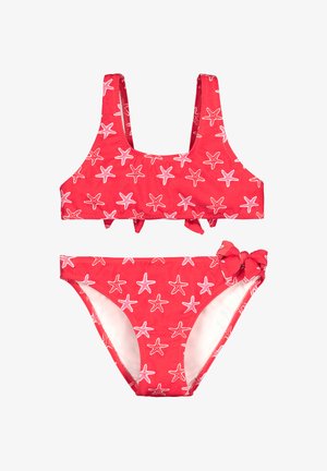 Bañador rojo de dos piezas con patrón de estrellas de mar blancas, que incluye un top estilo tank y braguitas de bikini con detalle de lazo lateral.
