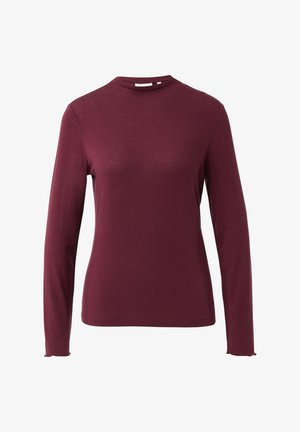 Długi rękaw bluzki w kolorze burgundowym, z wysokim dekoltem i dopasowanym krojem, wykonanej z miękkiego, lekkiego materiału o subtelnej fakturze.