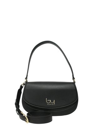 Borsa a mano in pelle nera con logo "byblos" dorato, caratterizzata da patta curva, tracolla corta e tracolla lunga regolabile e rimovibile.