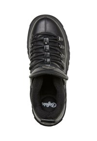 Zapato de senderismo negro con parte superior de cuero, forro textil, sistema de cordones metálico, lengüeta acolchada y suela de goma texturizada.