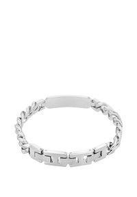 Pulsera de metal plateado con un diseño de cadena retorcida y eslabones rectangulares planos, con grabado de la marca y un acabado suave y pulido.