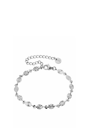 Bracelet en argent avec des disques ronds reliés présentant des motifs gravés en rayons et un fermoir de type homard avec une chaîne réglable et une petite étiquette ronde.