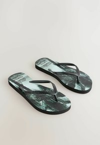 Sorte flip-flops med et mønstret fodseng i teal og sort, med tynde gummistropper og en struktureret sål.
