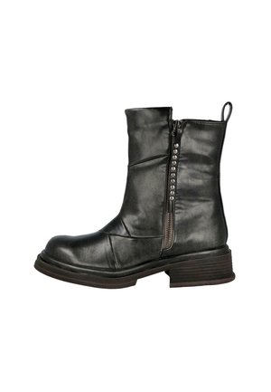 Bota negra de cuero hasta el tobillo con cremallera lateral, tachuelas decorativas y un tacón grueso marrón. Presenta una superficie texturizada y punta redondeada.