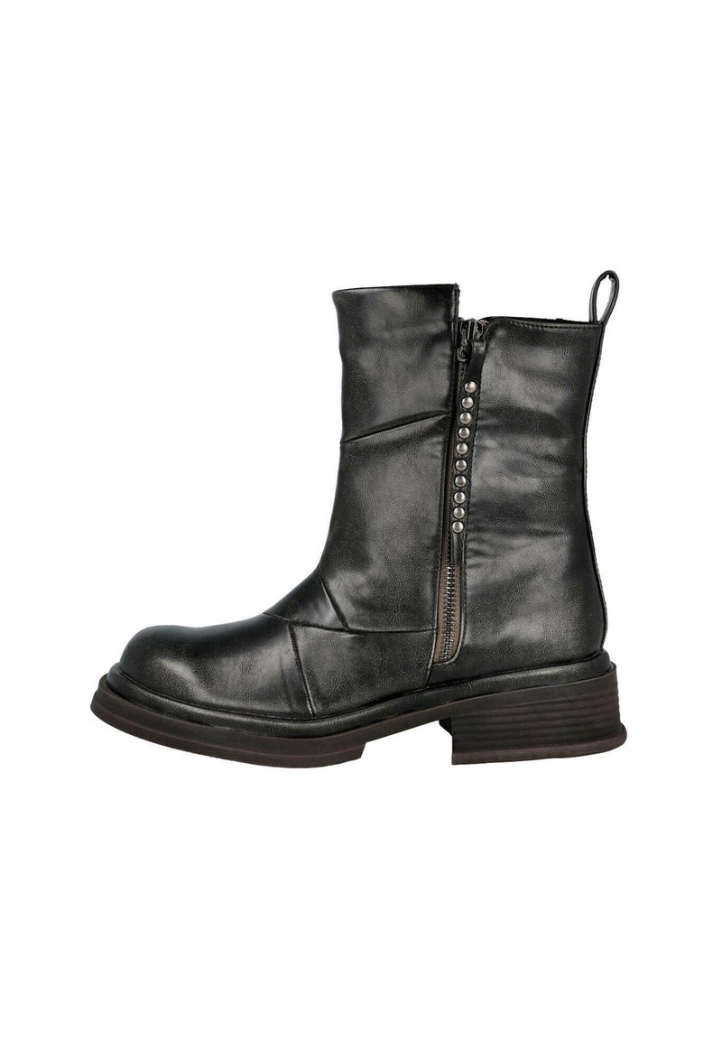 Bota negra de cuero hasta el tobillo con cremallera lateral, tachuelas decorativas y un tacón grueso marrón. Presenta una superficie texturizada y punta redondeada.