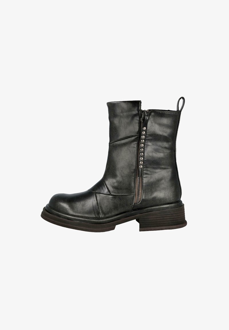 Bota negra de cuero hasta el tobillo con cremallera lateral, tachuelas decorativas y un tacón grueso marrón. Presenta una superficie texturizada y punta redondeada.