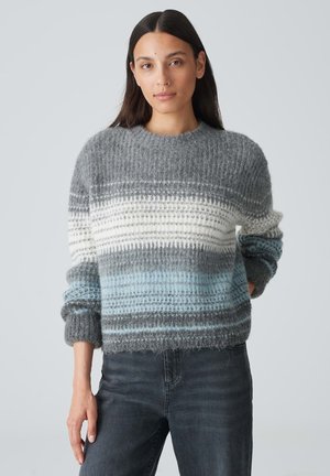 Grijs gestreepte trui van zacht, donzig materiaal, met witte en blauwe strepen, ronde halslijn en een relaxte pasvorm met omgeslagen mouwen.