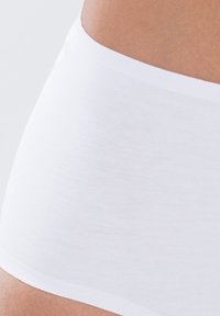 Weiße Baumwoll-Hipster-Unterwäsche mit glatter, gerippter Textur und breitem, elastischem Bund. Nahtlose Kanten für zusätzlichen Komfort.