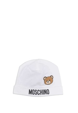 Cappello beanie bianco con un grafico di orso bruno sul davanti e testo "MOSCHINO" nel risvolto in nero. Tessuto morbido e design semplice.