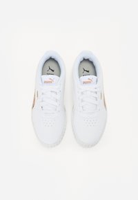 Fehér sneakers, textúrált bőr panelek, kerek orr, lapos fehér fűzők, arany részletek és gumi talp jellemzik. Oldalán Puma márkajelzés található.