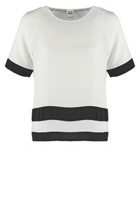 Haut blanc à manches courtes avec des accents noirs sur les manches et l'ourlet. Texture lisse avec des rayures horizontales contrastantes. Encolure ronde.