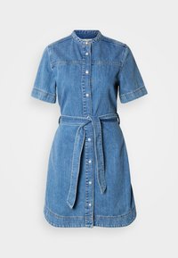 Τζιν φόρεμα με κοντά μανίκια, γιακά, κούμπωμα με κουμπιά και υφασμάτινη ζώνη. Ανοιχτό μπλε χρώμα· διαθέτει τσέπες και ραφές σε αντίθεση.