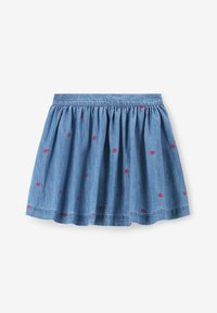 Jupe en denim avec une taille élastique, ornée de broderies en forme de cœurs rouges éparpillés, de design évasé et d'une texture légère.