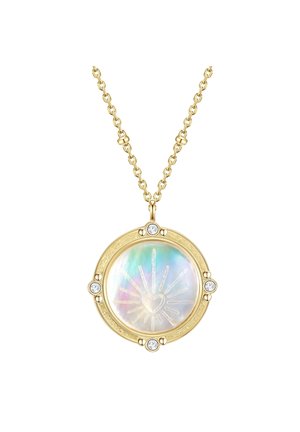 Collier en or avec un pendentif rond irisé, finement gravé d'un cœur et de rayons, rehaussé de quatre pierres précieuses transparentes.