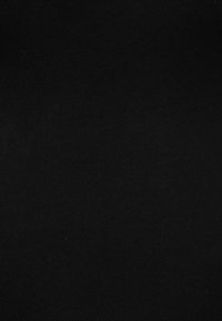 Schwarzer Baumwollstoff mit einer weichen Textur und glatter Oberfläche. Verfügt über eine einheitliche Farbe ohne Muster oder Akzente.