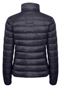 Marineblauer, gepolsterter Anorak mit gestepptem Design in horizontalen Reihen, hohem Kragen und elastischen Bündchen, der eine glatte, glänzende Textur aufweist. Nur von hinten.