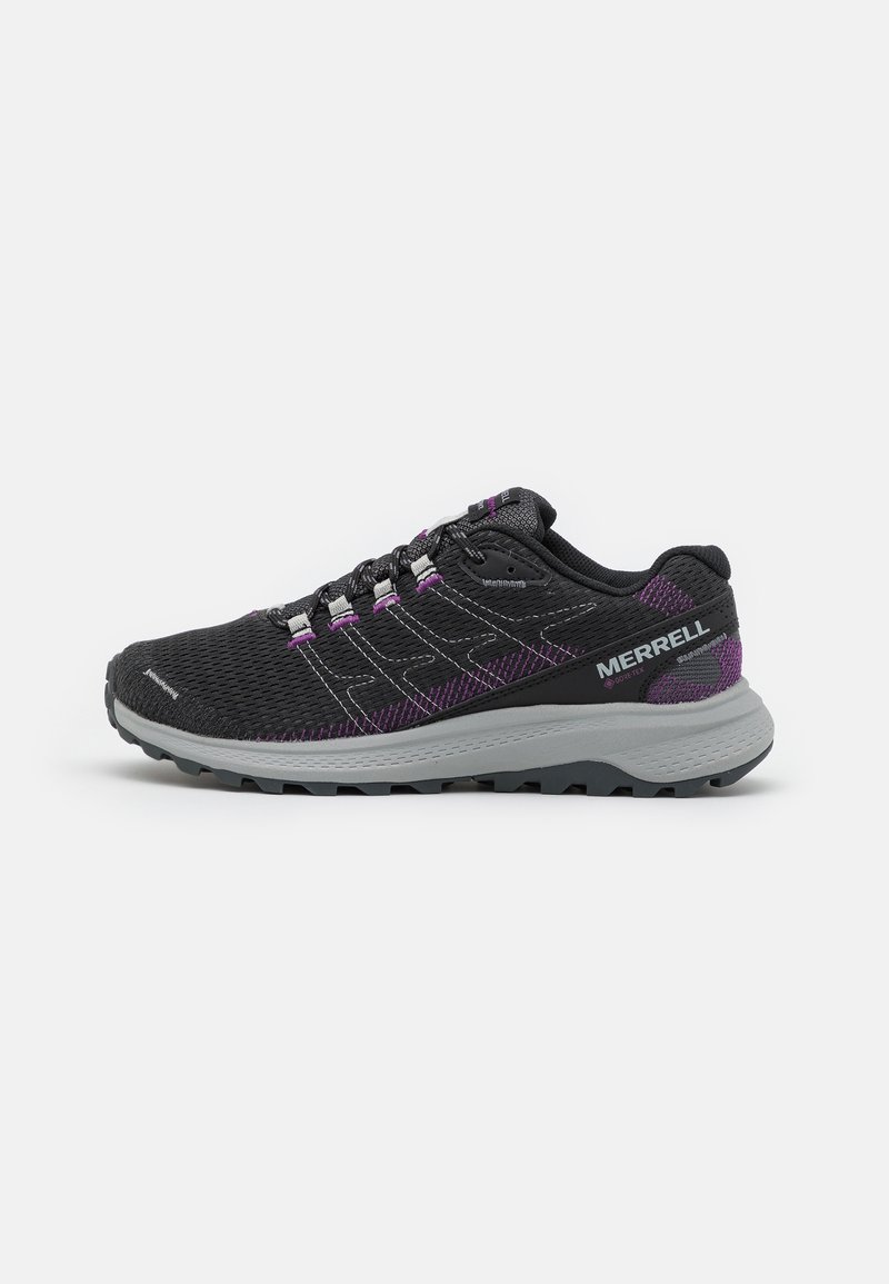 Chaussure de sport Merrell noire et violette avec semelle grise, empeigne en mesh, et design à lacets, vue de profil sur fond blanc.