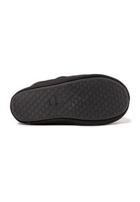 Suela de zapato de goma negra con un patrón de agarre texturizado y borde redondeado. Presenta un logo estampado cerca del centro. Borde superior de tela suave.