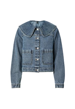 Jeansjacka i ljusblått med en stor spetsad krage, långa ärmar och framknäppning med två bröstfickor.