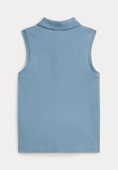 Αμάνικο πόλο τοπ σε ανοιχτό μπλε, με υφασμάτινη υφή και ελαφρώς ανυψωμένο γιακά. Καθαρό τελείωμα και χωρίς επιπλέον διακοσμήσεις.